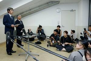 取材に応じる広陵の堀正和校長(左端)=10日午後、兵庫県西宮市