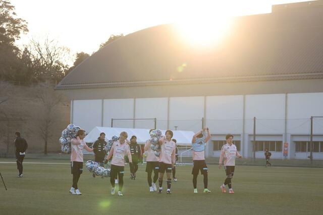 練習場から引き上げる若手選手たち＝宮崎県都城市