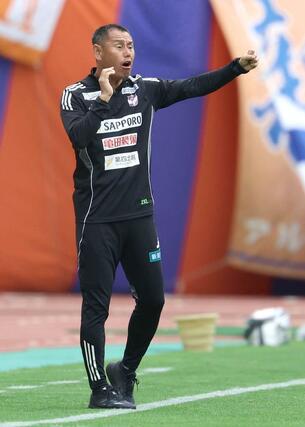 新潟-岡山 前半、指示を出す入江徹監督=ビッグスワン