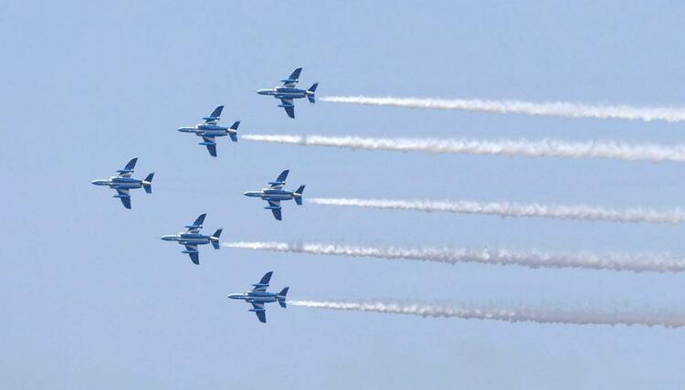 中越大震災復興記念祭に合わせて行われた、航空自衛隊によるブルーインパルス展示飛行＝２０２６年４月１９日、小千谷市の信濃川上空