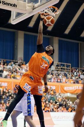 新潟－湘南　第１クオーター、ムトンボがダンクシュートを決めて４－０＝新潟市鳥屋野総合体育館