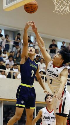 鳥取城北－帝京長岡　第２クオーター、帝京長岡のエース・赤澤翔心（左）がシュートを決め２２－３５＝岡山市