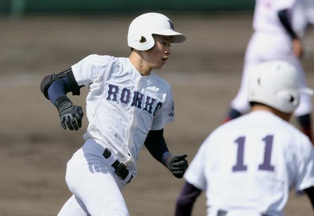 開志学園-六日町 七回、一死、左前に安打を放ち一塁へ走る主将岡崎伶=長岡市悠久山球場