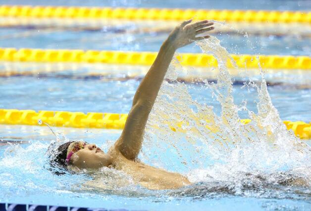 男子４００メートル個人メドレー決勝　大会新で優勝した根岸歩夢（長岡大手）の背泳ぎ＝ダイエープロビスフェニックスプール