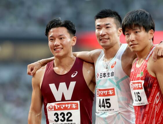 男子１００メートル決勝　優勝した桐生祥秀（中央）、２位の大上直起（右）とともに写真に納まる関口裕太＝国立競技場