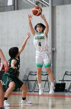 新潟産大付－昌平　第１クオーター、新潟産大付の田島加奈がシュートを放つ