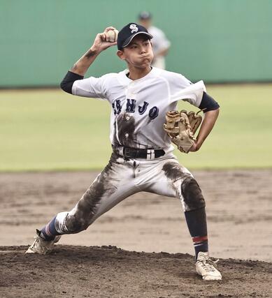 三条－高田農　力投する三条の先発星野煌太＝９月６日、柏崎市佐藤池球場