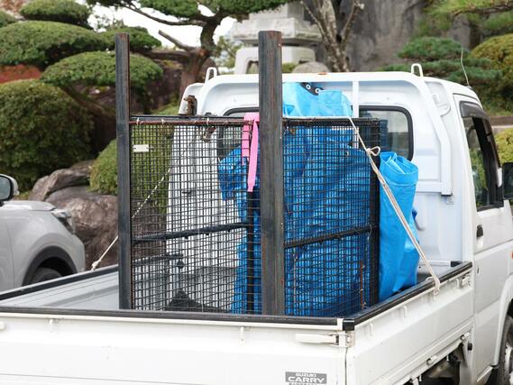 現場に到着したクマ用のおり＝３１日午後２時すぎ、阿賀野市新保