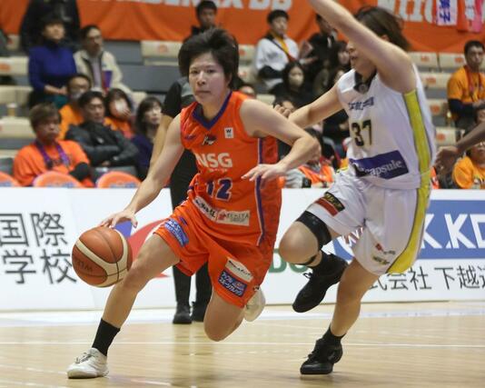 新潟－山梨ＱＢ　第２クオーター、ドライブを仕掛ける金沢みどり＝アオーレ長岡