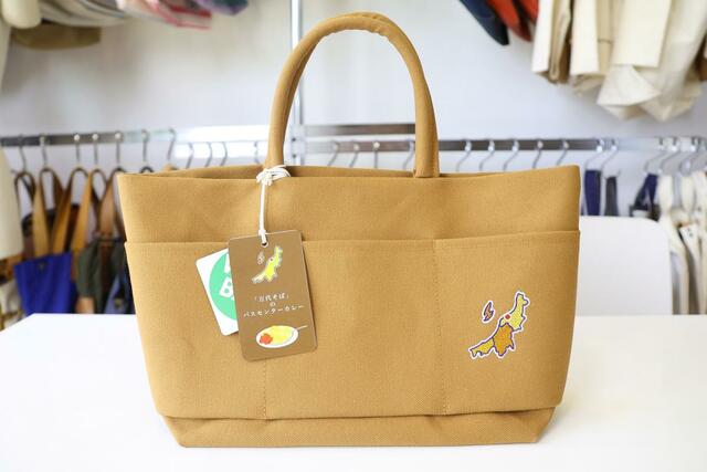 スパンギャルドが万代そばとコラボして発売した、バスセンターカレートートバッグ＝新潟市東区古川町１
