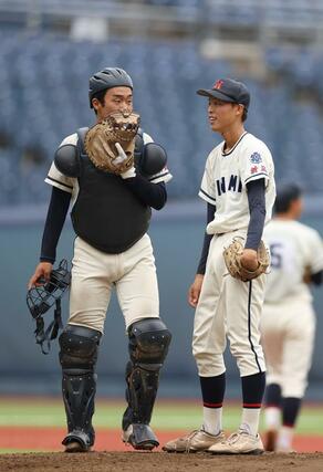 開志学園－新潟南　４回、マウンドで言葉を交わす新潟南の先発池田隆之丞（右）と捕手内藤幹太＝エコスタ