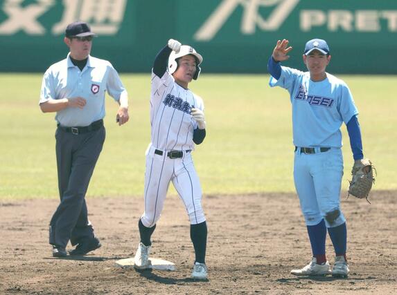 加茂暁星－新潟産大付　５回新潟産大付１死二塁　市川里桜が左中間に適時二塁打を放ち５点目。塁上でガッツポーズをみせる＝長岡市悠久山球場