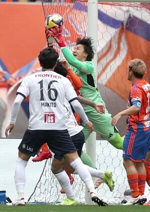 新潟-横浜FC 前半、GK藤田和輝が決死のキャッチング=ビッグスワン