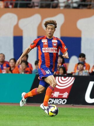 新潟－川崎　前半、ドリブル突破するＭＦ長谷川元希＝ビッグスワン