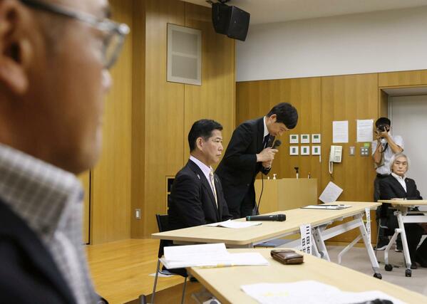 三田市の農業者との面談に参加し、頭を下げる上越市の中川幹太市長＝２９日、兵庫県三田市の三田市福祉保健センター