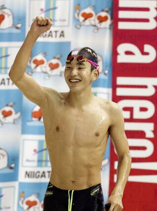 男子４００メートル個人メドレー決勝　大会新で優勝した根岸歩夢（長岡大手）がガッツポーズ＝ダイエープロビスフェニックスプール