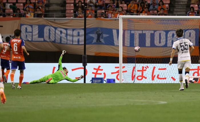 新潟－磐田　後半追加タイム、一人少ない磐田に決められ２－２の同点とされる＝ビッグスワン