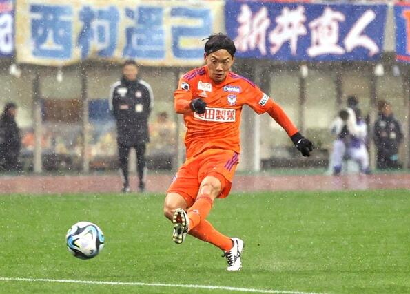 新潟－Ｃ大阪　前半、ＭＦ星雄次がシュートを放つ＝ビックスワン