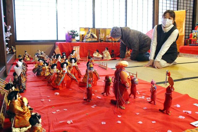 従来の形にとらわれず自由に飾られた町屋ギャラリー薩摩屋のひな人形たち=新潟市秋葉区小須戸
