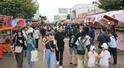 ずらりと並ぶ露店を目当てに多くの人でにぎわった「えんま市」＝１４日、柏崎市