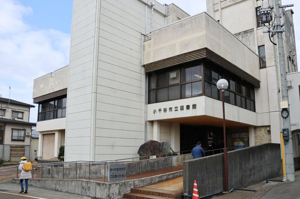 市役所 図書館用堅牢製本/小峰書店/新宅直人（大型本） 市役所 - 子どもの本の小峰書店