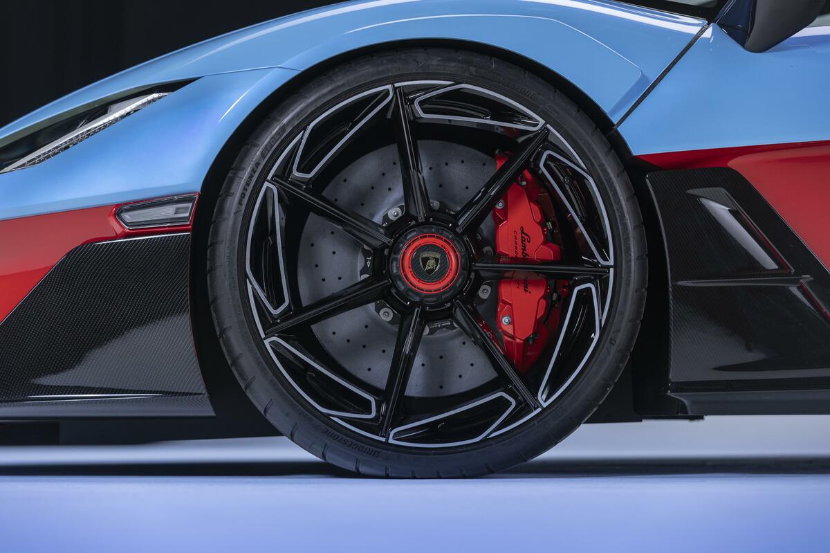 ブリヂストン、ランボルギーニ「Fenomeno Roadster」にプレミアム