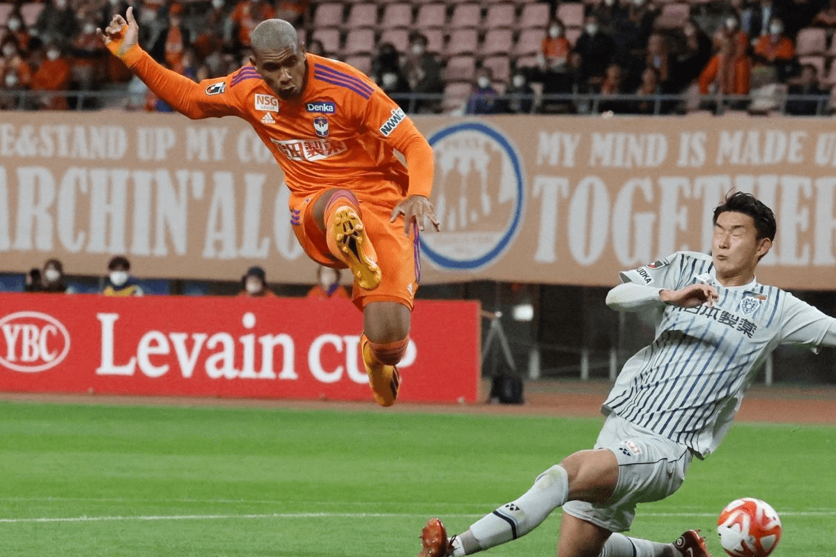 サッカー After a good exchange of moves, Marcinho made the final pass with