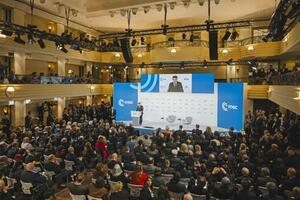 「対話による平和」を掲げるミュンヘン安全保障会議。ドイツの旧敵フランスのマクロン大統領も演壇に立った=2026年2月(撮影・ナンシー・イェサ、共同)