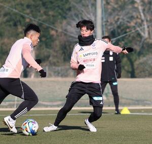 練習するＭＦ古長谷千博（中央）＝宮崎県都城市