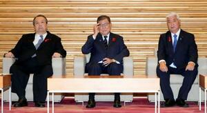 閣議に臨む(左から)村上総務相、石破首相、中谷防衛相=14日午前、首相官邸