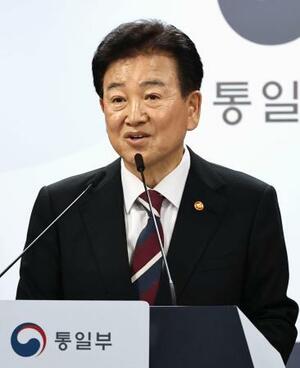 　北朝鮮への無人機侵入について説明する韓国の鄭東泳統一相＝１８日、ソウル（聯合＝共同）
