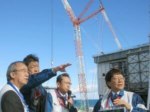 東京電力福島第１原発を視察する花角英世知事（左）＝１８日（東電提供）