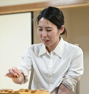 プロ棋士編入試験5番勝負の第1局で敗れ、対局を振り返る福間香奈女流六冠=27日午後、大阪府高槻市の関西将棋会館