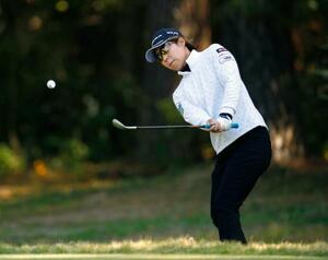 　第２日、３番でアプローチショットを放つ穴井詩。通算６アンダーで首位＝宮崎ＣＣ