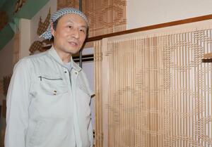 木製建具の魅力や奥深さを語る吉田新弥さん=新潟市南区和泉