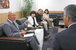 桜井雅浩市長に環境大臣表彰の受賞を報告する柏崎植物友の会のメンバー=24日、新潟市柏崎市役所