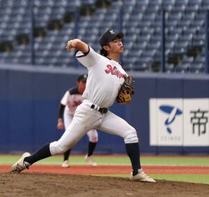 新潟大の西桜助。六回に登板し、三者凡退に抑えた＝エコスタ