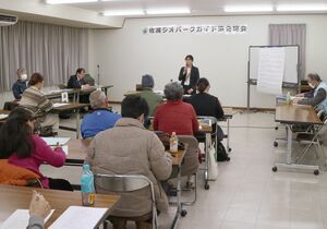 佐渡ジオパークガイド協会の2023年度総会。再認定審査の結果に関する報告があった=佐渡市千種
