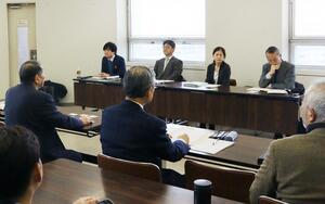 実務者協議に臨む新潟水俣病第5次訴訟の原告ら(手前)と環境省の担当者=3月4日、新潟県庁
