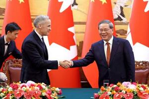 　カナダのカーニー首相（左）と握手する中国の李強首相＝１５日、北京（ロイター＝共同）