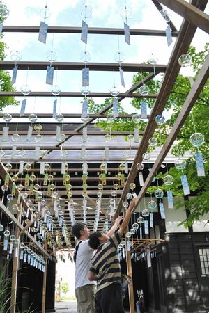 参道につるされた風鈴が爽やかな音色を奏でる風鈴祭り=南魚沼市上野