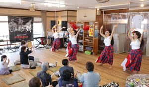 海の家でにぎやかに開かれた「しらなみ音楽祭」=柏崎市西山町石地