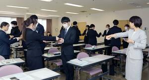 新入社員らが名刺交換などのビジネスマナーを学んだ研修=加茂市幸町2