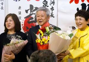 　石川県珠洲市長選で６選を決めた泉谷満寿裕氏（中央）＝２４日午後、珠洲市