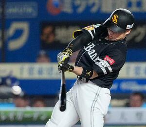 3回ソフトバンク2死一塁、近藤が右越えに2ランを放つ=ZOZOマリン