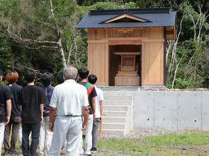 専門学校の生徒と地元住民が協力して作った二宮神社の新たな本殿=7月23日、佐渡市二宮