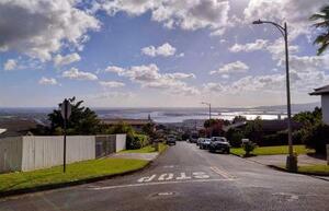 　現在のアイエアハイツからの眺め。真珠湾に浮かぶフォード島と船舶が確認できる＝２０２５年３月