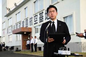 　慰霊式を終え、取材に応じる小泉防衛相＝２８日午後、東京都小笠原村（代表撮影）