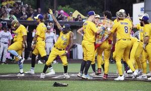 盛り上がる選手=6月、米ジョージア州サバンナ