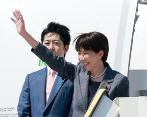 　欧州歴訪最初の訪問国の英国に向け、羽田空港を出発する高市首相＝１３日午後